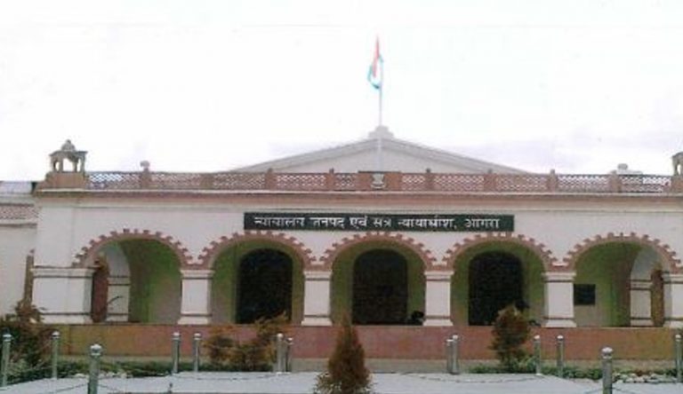 Agra: Gangster escapes police custody after his accomplices attack police with bricks in district court