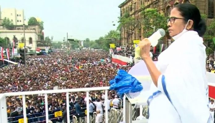 TMC workers fight among themselves, hurl crude bombs in Arambagh
