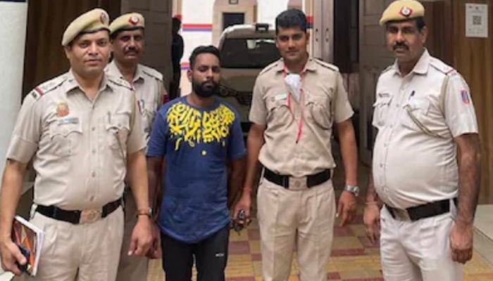 Delhi: One Firoz Khan arrested after he stabbed his ‘friend’ Munna to death for refusing to give an extra roti