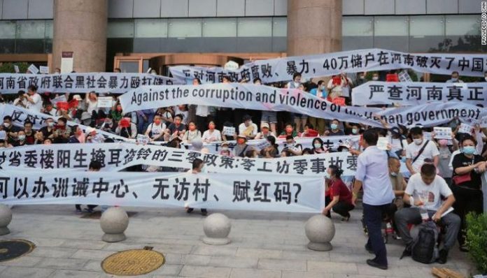 China: People protest outside banks after being unable to withdraw savings