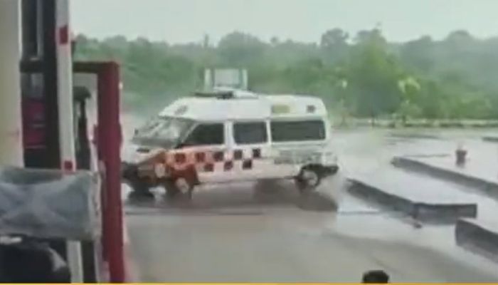 Karnataka: Speeding ambulance crashes at a toll plaza near Shiroor, four people including three in the vehicle killed