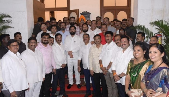 Maharashtra: Another massive jolt to Uddhav Thackeray, 66 out of 67 Shiv Sena corporators in the Thane municipal corporation join Eknath Shinde camp