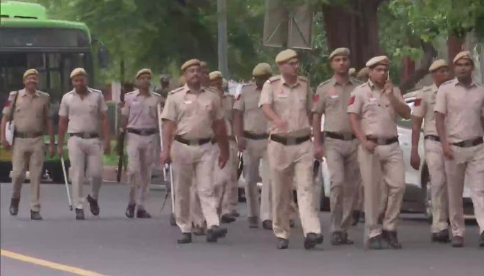 Delhi: Police forces deployed outside the residences of Sonia Gandhi and Rahul Gandhi