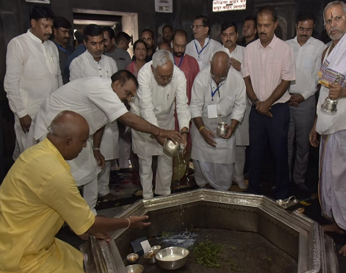 Bihar: Cabinet Minister Mohd Israil Mansuri accompanies CM Nitish Kumar to temple that bars entry to non-Hindus; BJP accuses the duo of hurting Hindu sentiments