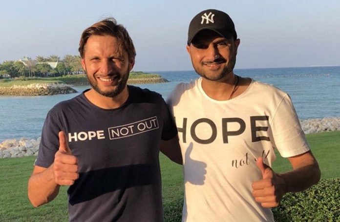 Shahid Afridi insults Gautam Gambhir, netizens question Harbhajan Singh and Vikrant Gupta for pandering to a Pakistani