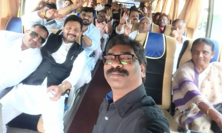 Jharkhand: As Hemant Soren waits for his disqualification order, the CM and UPA MLAs leave Ranchi in buses, claim they are going for a picnic
