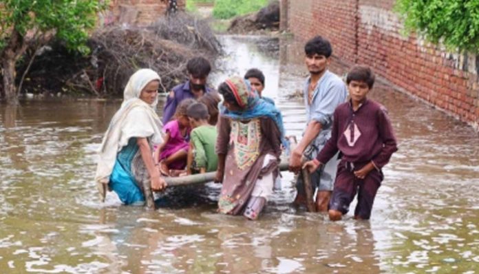 Pakistan: Journalist reports plight of Hindu flood victims, exposes local administration for expelling them from relief camp