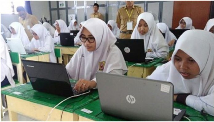 Islamists in Indonesia force schoolgirls to wear hijab