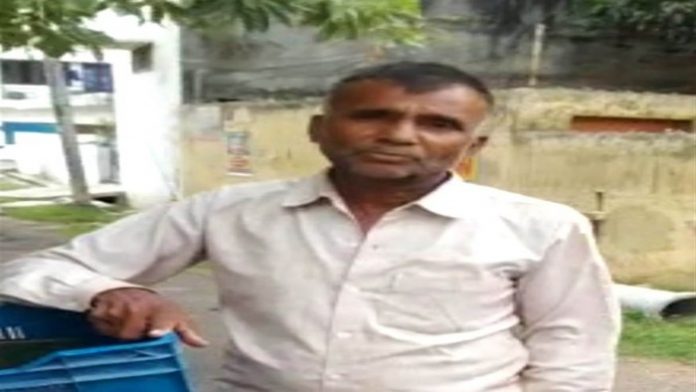Bareilly district of Uttar Pradesh, Sharif, a vegetable vendor was beaten up by locals and handed over to the police after he was caught urinating on vegetables