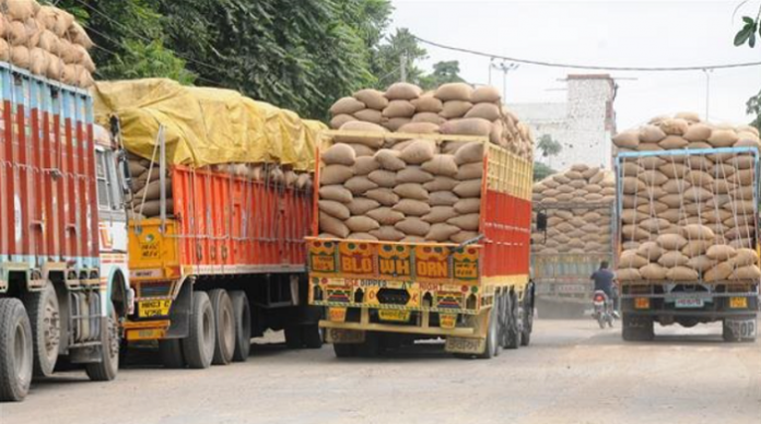 Punjab farmers sell paddy in Haryana mandis to get higher prices, Arhtiyas, labourers and millers face losses