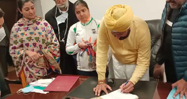 Punjab: Divyang chess player Malika Handa vents anger on the AAP govt for not delivering on commitments made by the previous govt
