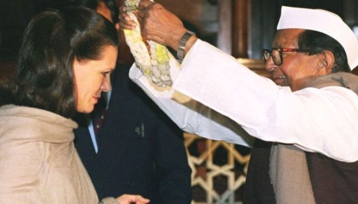 Congress presidential elections: When party chief Sitaram Kesri was locked in a room to make way for Sonia Gandhi