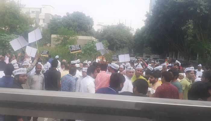 AAP workers create ruckus outside National Commission for Women after it serves notice to Gopal Italia for his vulgar comments