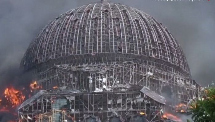 Indonesia: Massive fire breaks out in the Jami Mosque of Jakarta Islamic Centre, huge dome collapses