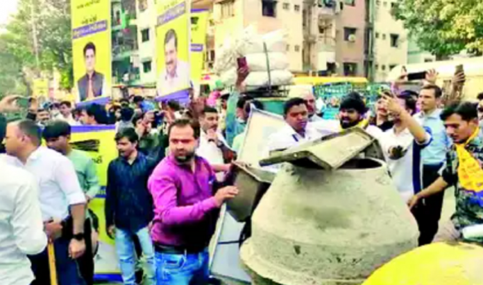 AAP workers create ruckus, obstruct Surat Municipal Corporation employees ahead of Arvind Kejriwal's road show