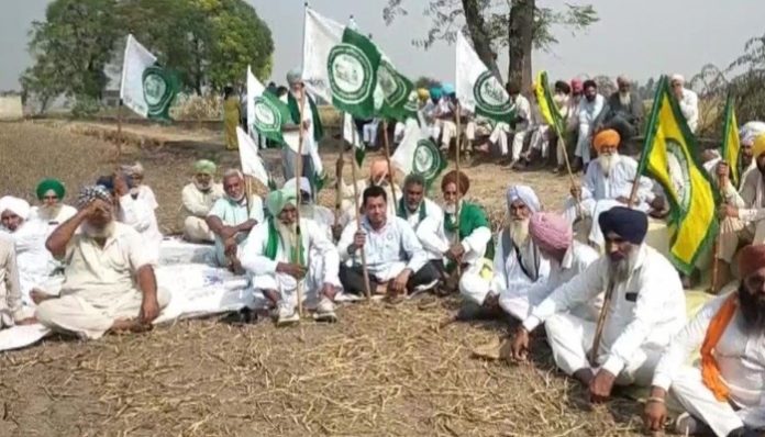 Punjab: Bharatiya Kisan Union members hold Patwari hostage as he visits a village in Faridkot to control stubble burning