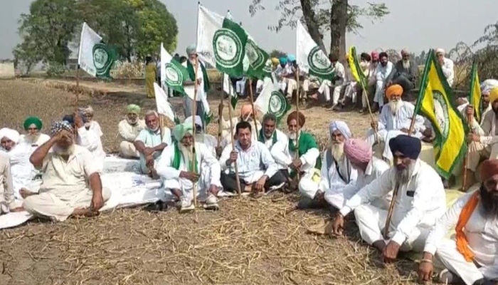 Punjab: Farmers hold a govt official hostage who had visited a village in Faridkot to inspect stubble burning, refuse to release