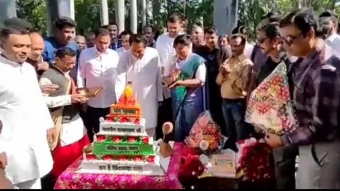 Congress leader Kamal Nath cuts temple shaped cake