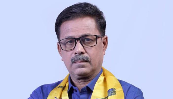 Kejriwal’s ‘kidnapped by BJP’ candidate reaches election officer to withdraw candidature, read about the hilarious turn of events