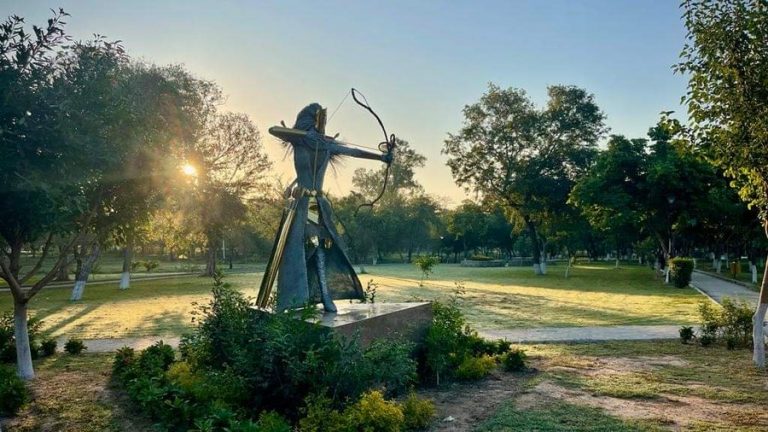 Pakistan: Statue of symbolic warrior woman vandalized in Islamabad