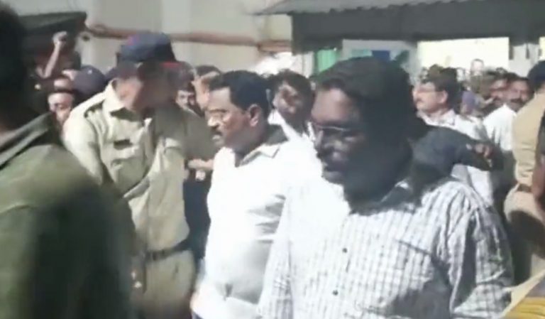 Maharashtra: Supporters of Eknath Shinde and Uddhav Thackeray factions of Shiv Sena clash in Thane, FIR lodged