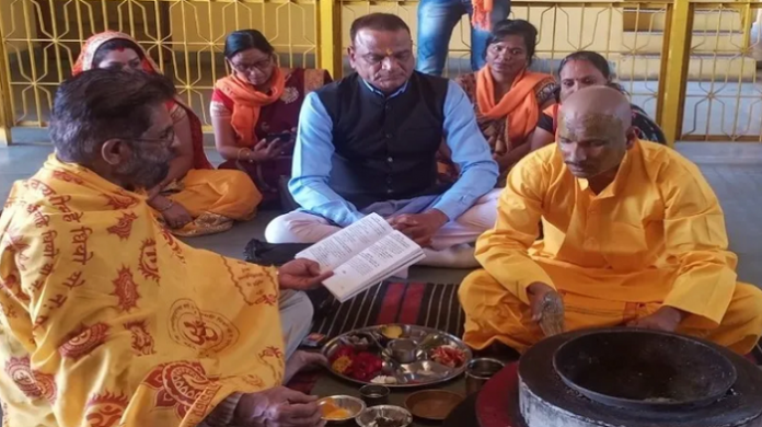 Mandsaur: Afsar Mansoori quits Islam, embraces Hindu religion by chanting vedic mantras