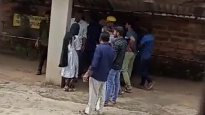 Karnataka: Muslim mob attacks Mohammed Imtiyaz and his girlfriend for coming to watch Kantara movie together
