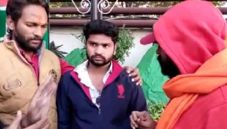 MP: Moin Khan poses as ‘Monu Verma’ to entrap a Hindu girl, caught and handed over to the police by Bajrang Dal