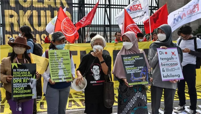 Indonesia bans sex outside marriage, live-in relationships, and insulting the president