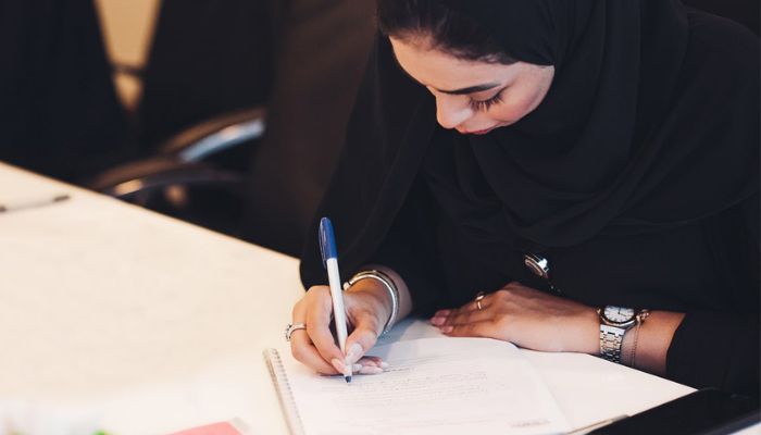 السعودية تحظر العباءة في قاعات الامتحانات: تفاصيل