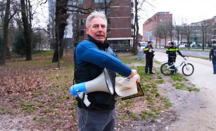 Dutch leader Edwin Wagensveld tears apart Quran in the Netherlands before setting it on fire, video viral