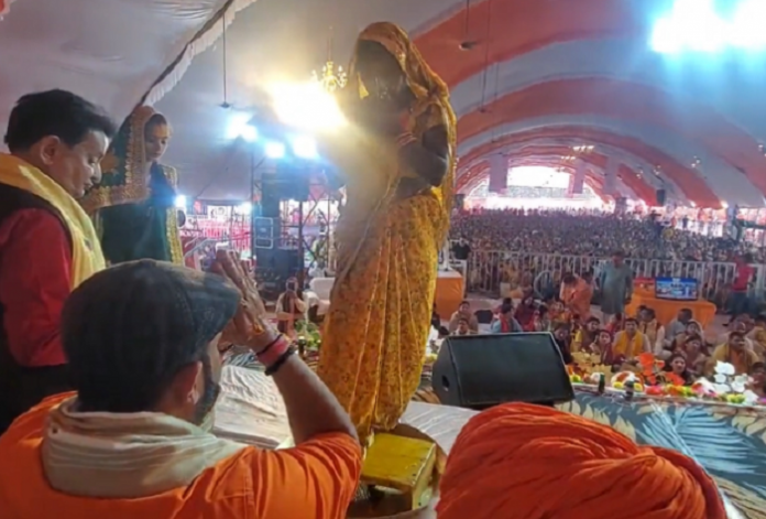 Chhattisgarh: 1100 Christians embrace Hinduism in a 'ghar wapsi' event, State BJP Sec welcomes returnees by washing their feet with Gangajal