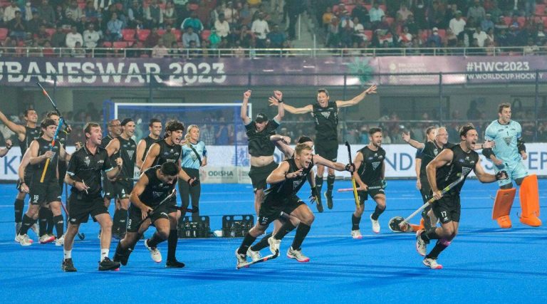 Hosts India blow a 3-1 lead as they crash out of the Hockey World Cup after losing a thriller against New Zealand