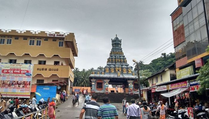Mangaluru: VHP, Bajrang Dal put up banners restricting non-Hindus in the temple complex after the cooker blast, police remove them