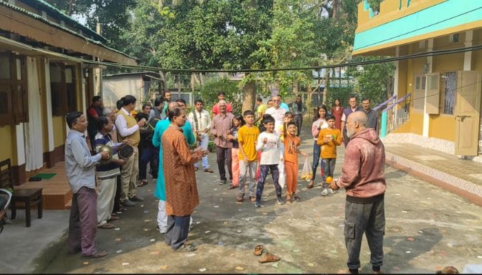 Hari’s Loot: The Kirtan dedicated to Lord Krishna which passes through the streets singing his praises to mark the Sankranti