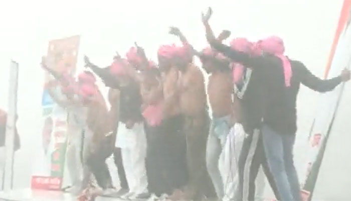 Congress supporters dance shirtless in the biting cold in Bharat Jodo Yatra after Rahul Gandhi was hailed as PM candidate for wearing just a t-shirt