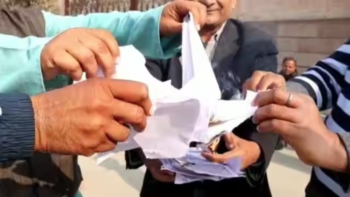 OBC Mahasabha members burn copies of Ramcharitmanas in support of Samajwadi Party leader Swami Prasad Maurya