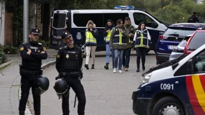 UK: Student nurse Mohammed Farooq arrested for planning an attack on an airforce base