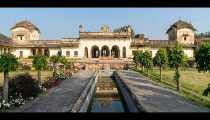 After the brutal murder of the Rajput King Deora Chauhan, Dost Mohammad Khan changed the village's name from Jagdishpur to Islamnagar.