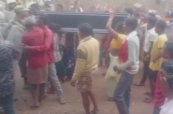 Tensions erupt in Bastar over death of a 'tribal converted to Christian' woman, locals protest, demand her cremation instead of burial