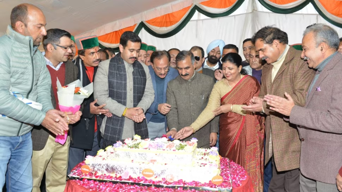 Himachal Pradesh CM Sukhvinder Singh Sukhu cuts a 59 kg cake to celebrate his 59th birthday