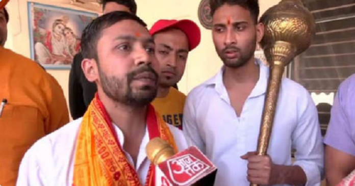 Delhi; Swiggy food delivery agent refuses to deliver non-veg within temple premise, gets honored by the temple authorities