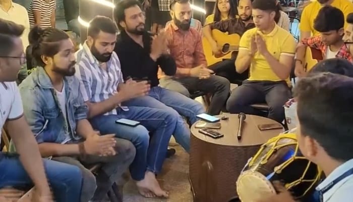 Spiritual Jamming in Gurugram: Youths win hearts by reciting Hanuman Chalisa outside a café every Tuesday, video goes viral