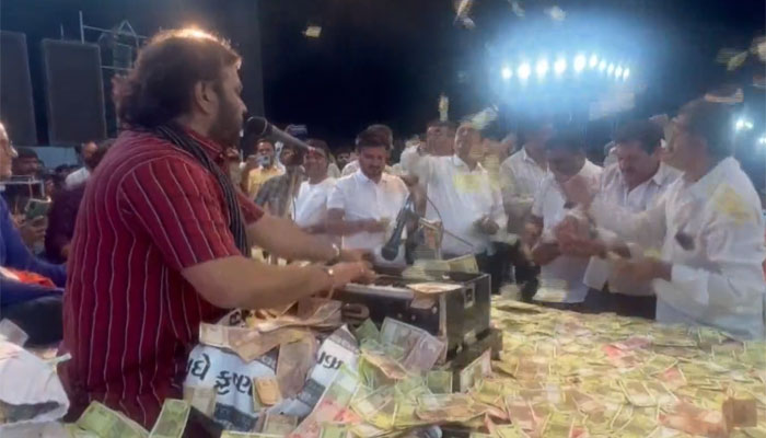Folk singer Kirtidan Gadhvi is showered with currency notes worth crores, here is what is done with the money