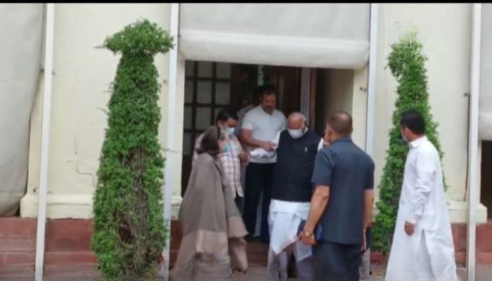 Rahul Gandhi clarifies that he wasn’t wiping his nose on Mallikarjun Kharge’s jacket, claims had floated after a video had gone viral