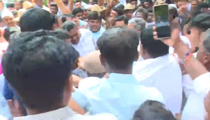 Karnataka: Congress leader Siddaramaiah slaps his supporter in Bengaluru, video goes viral