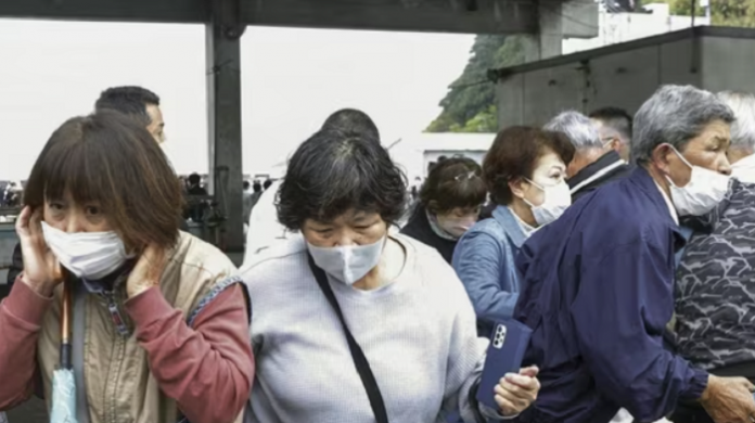 Young unidentified man who launched smoke attack on Japanese PM in Wakayama detained, PM evacuated safely