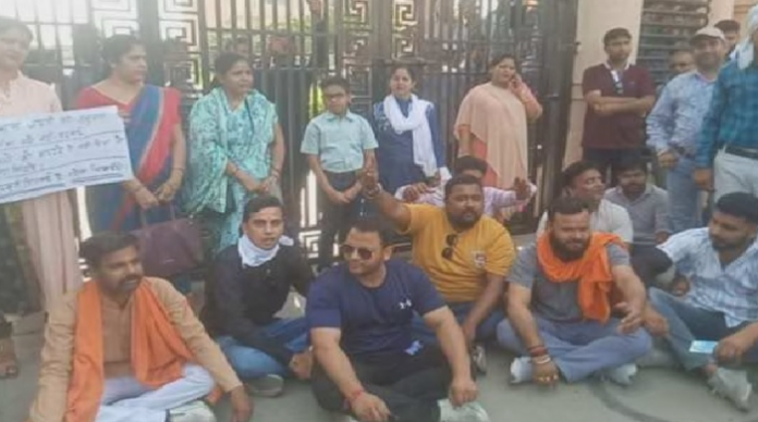 Hathras: Private school students allegedly forced to read Namaz, parents launch protest, Principal and teachers suspended