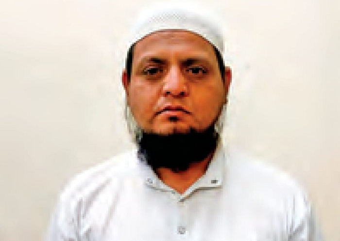 Godhra: Police arrest Munavvar Patel for selling 142 mobile SIM cards on fake identities