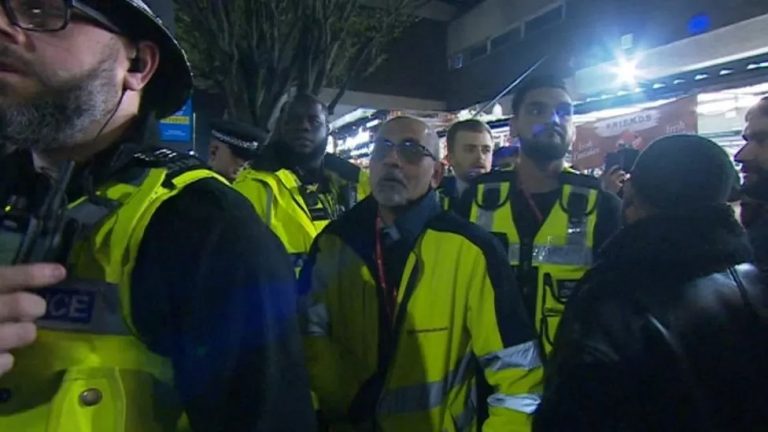 England: Islamists attack Birmingham Police during a crackdown on illegal stalls in Ramzan